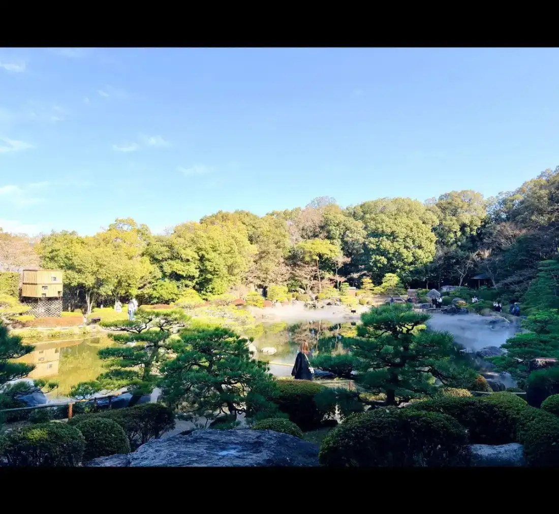 九州の山と海のあいだにある風景