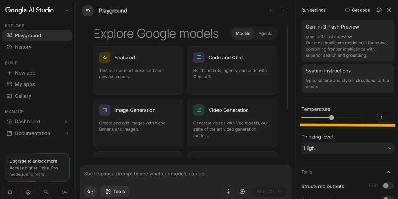 Google AI Studio Playground：右侧 Run settings 可调 Temperature、Thinking level 与工具